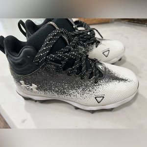 Boys size 2 like new cleats. (Rubber)